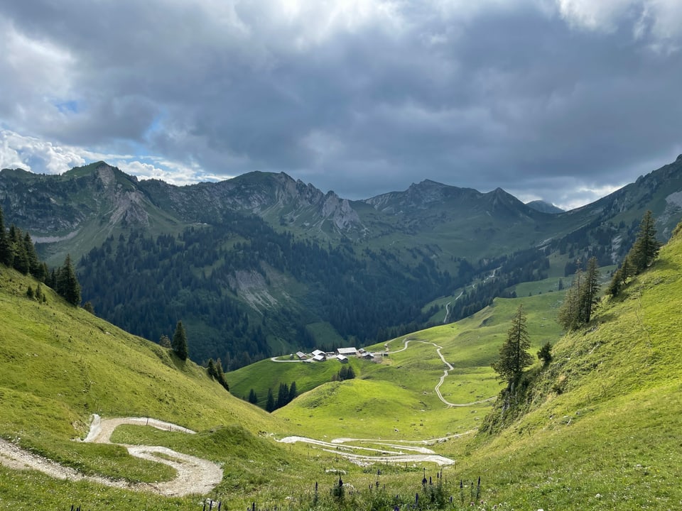 Dazwischen liegen 300 Höhenmeter: Blick vom Morgetenpass hinunter auf die Alp Morgeten. 