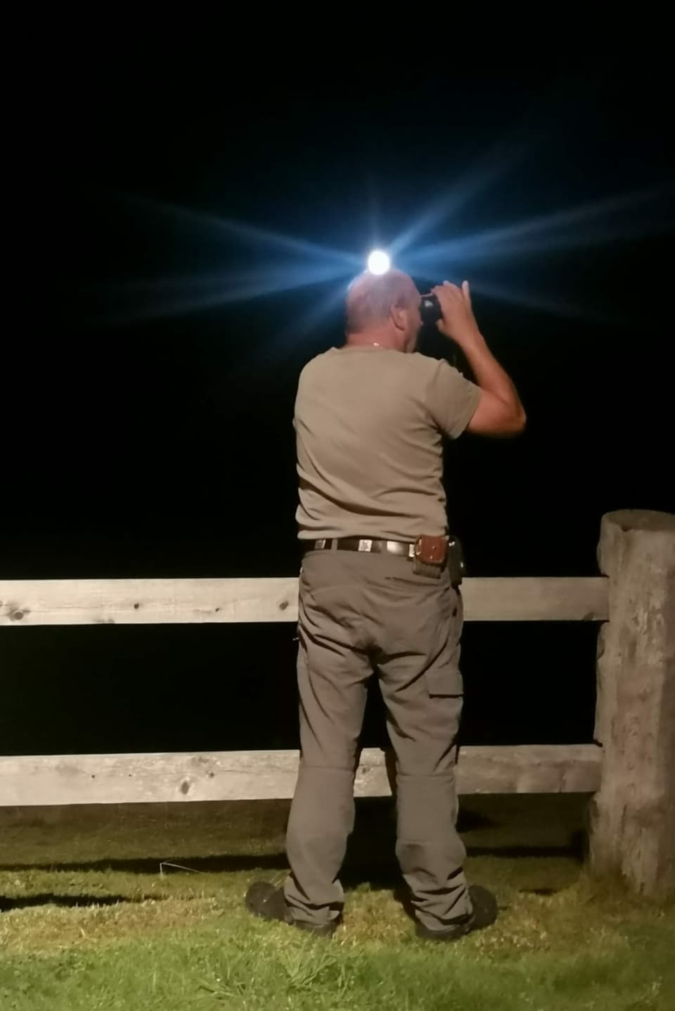 Jäger in der Nacht mit dem Mond über dem Kopf.