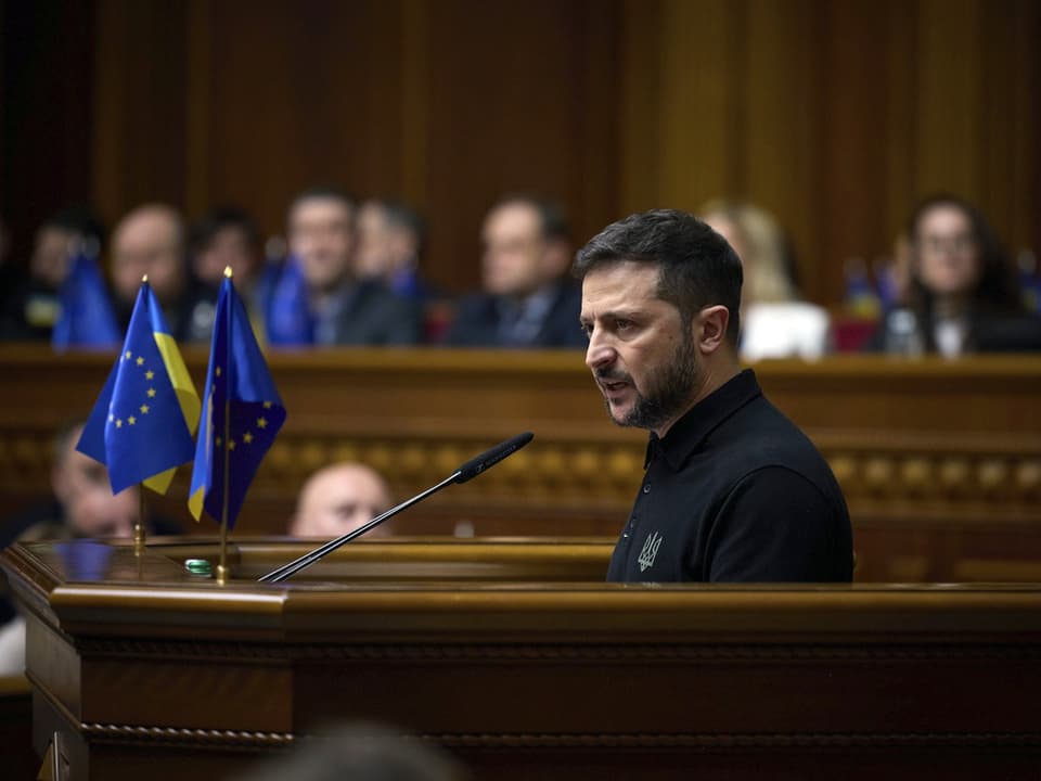 Selenski stellt Siegesplan im ukrainischen Parlament vor.