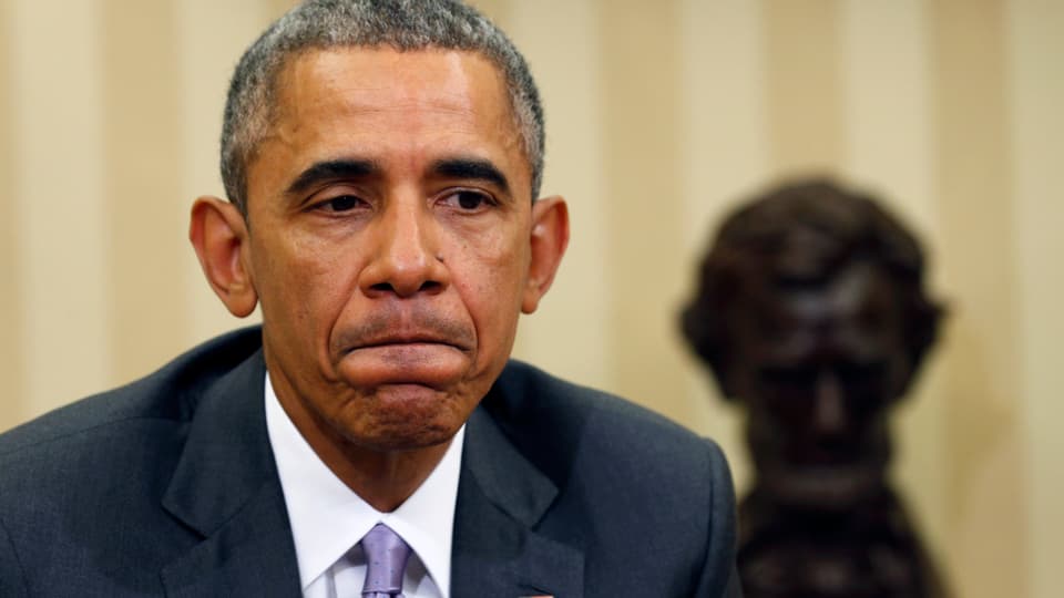 Obama mit zusammengepressten Lippen.