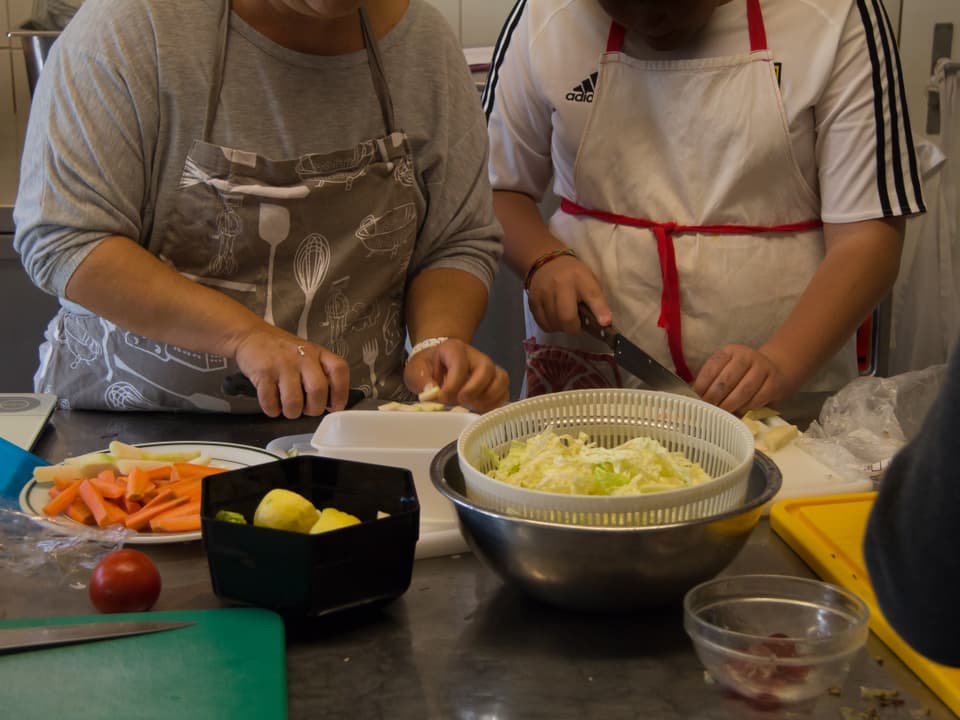 Zwei Personen kochen.