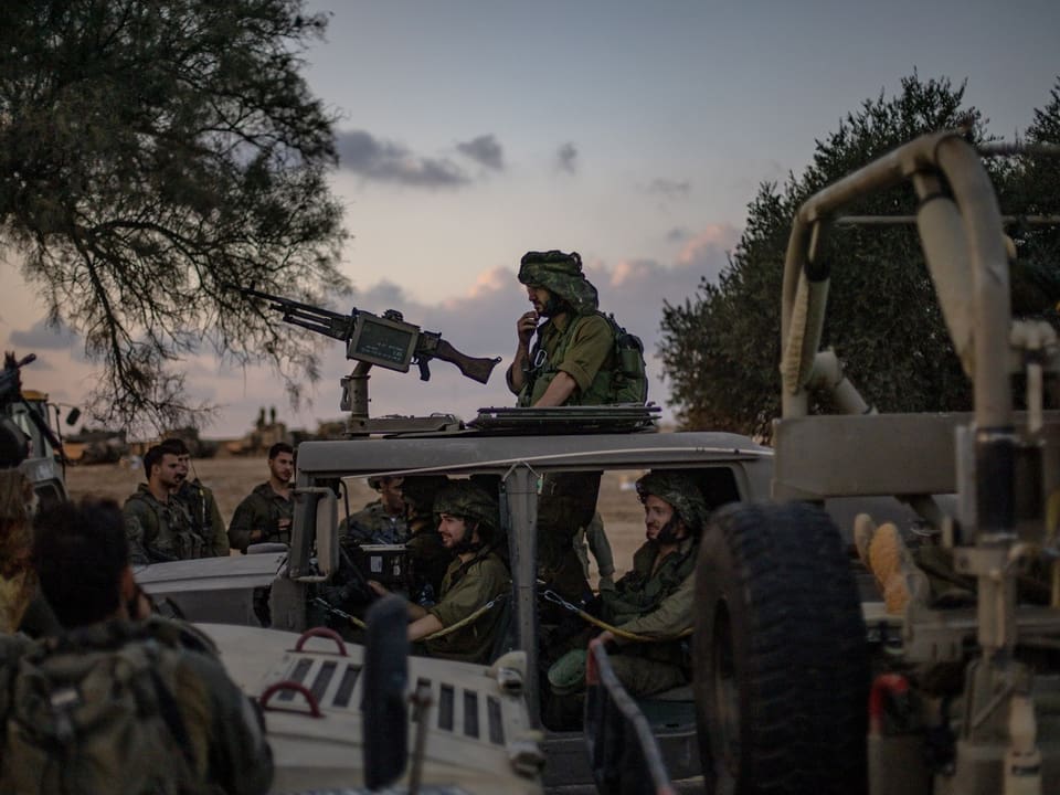 Israelische Soldaten stehen auf einer Strasse bei Be'eri in Israel.