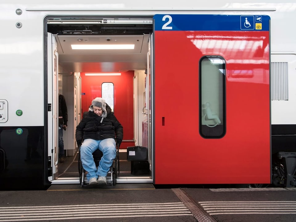 Rollstuhlfahrer versucht einzusteigen.