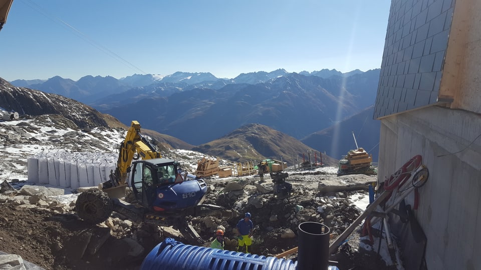 Il tanc d'aua da baiver vegn installà, tut l'aua vegn pumpada si da Andermatt. 