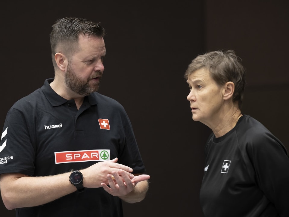 Nationaltrainer Knut Ove Joa und Assistentin Vroni Keller besprechen sich