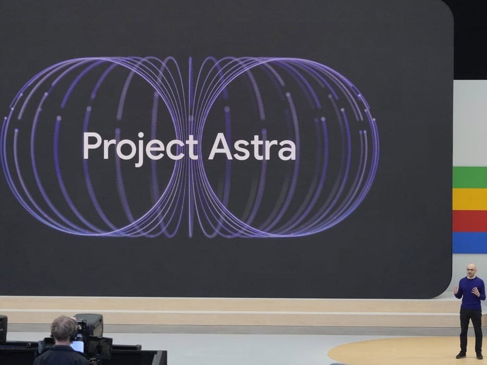 Präsentation von Project Astra auf grosser Bildschirm.