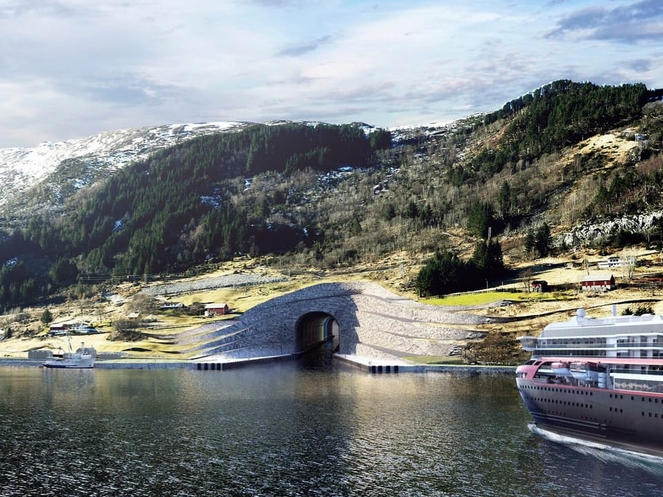 Fjord mit Tunnel und Kreuzfahrtschiff vor bergiger Landschaft.