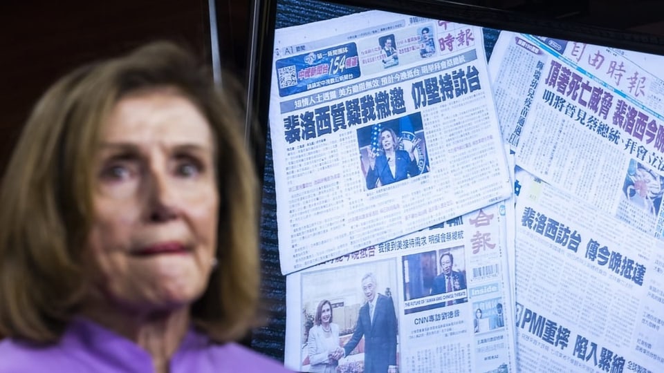 Nancy Pelosi in front of Chinese magazines