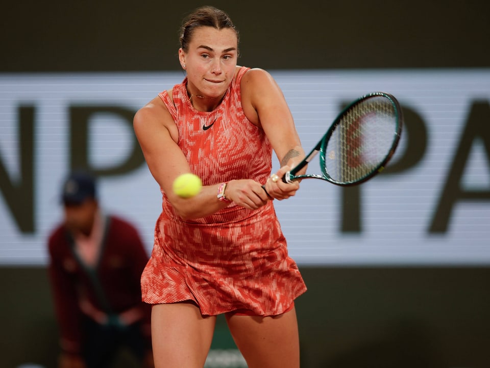 Frau beim Tennisspielen in Aktion.