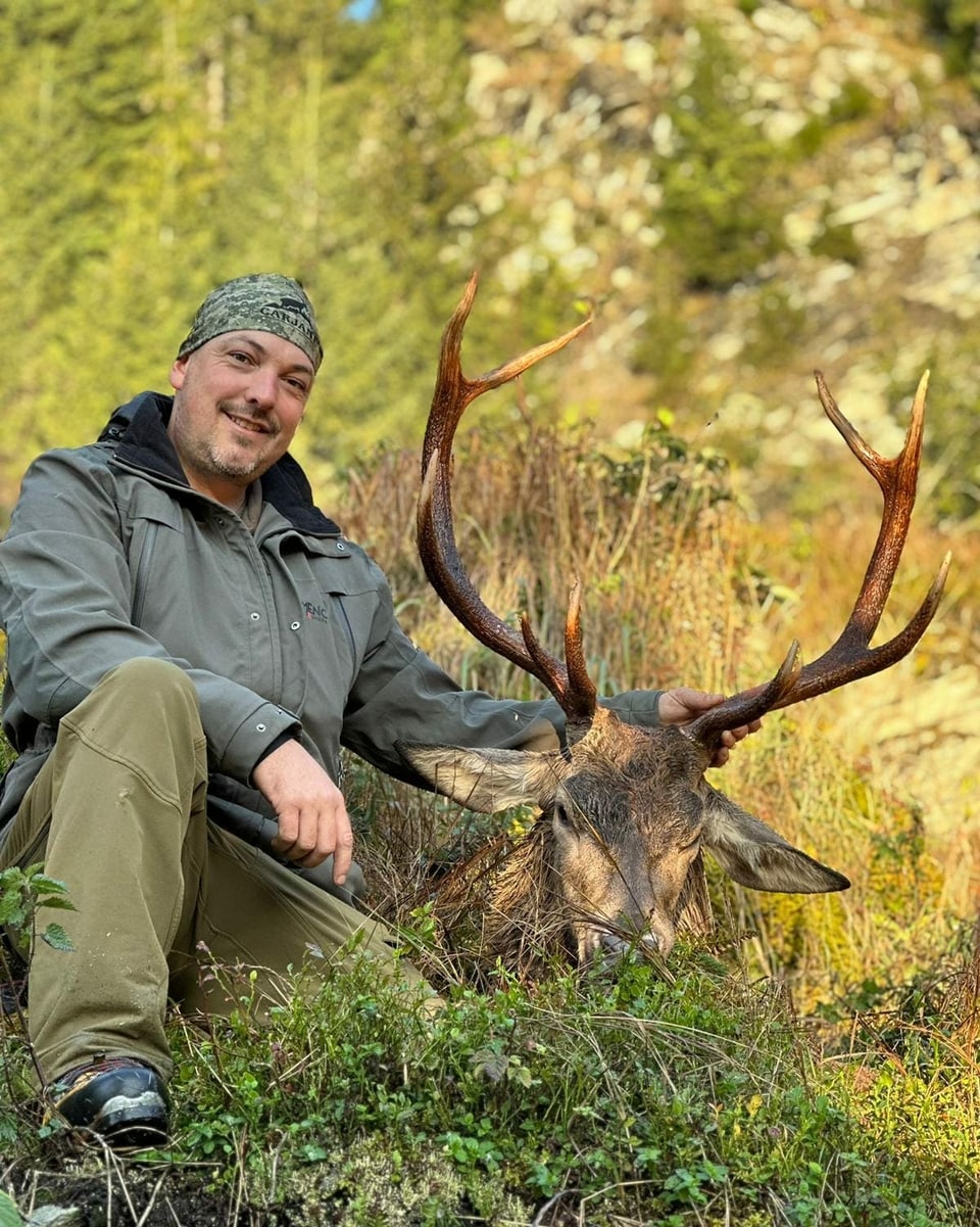 Dankbarer Jäger mit Hirsch.