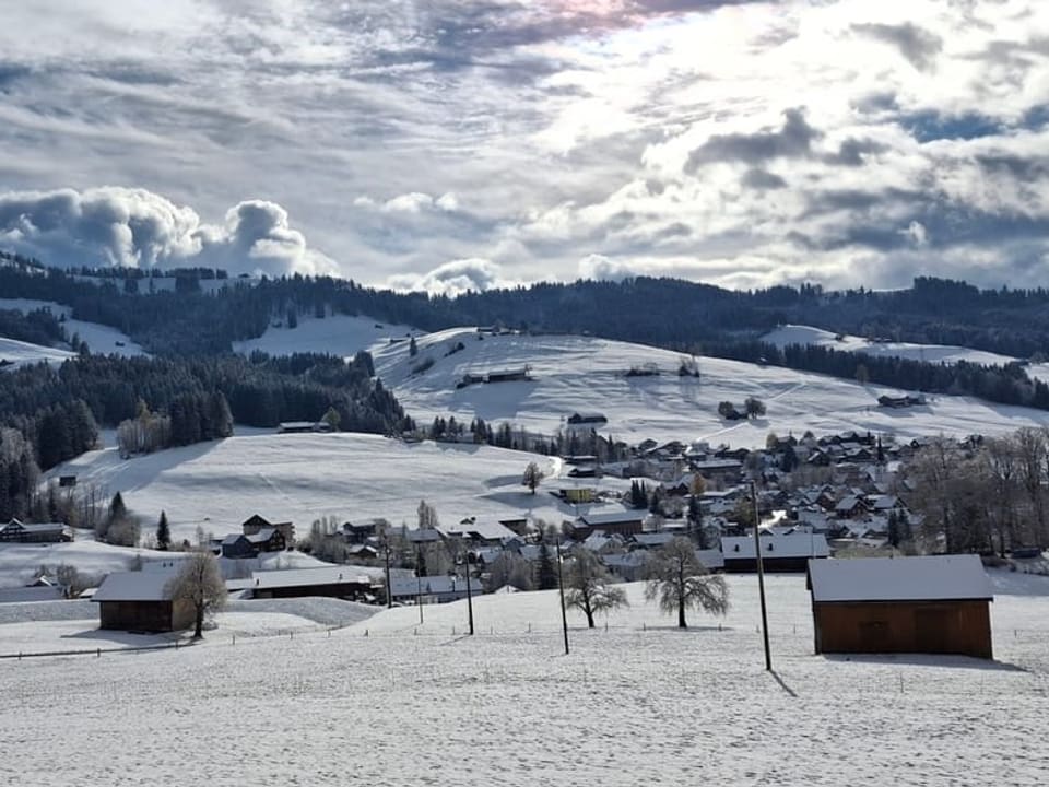 Blick auf verschneite, hügelige Landschaft