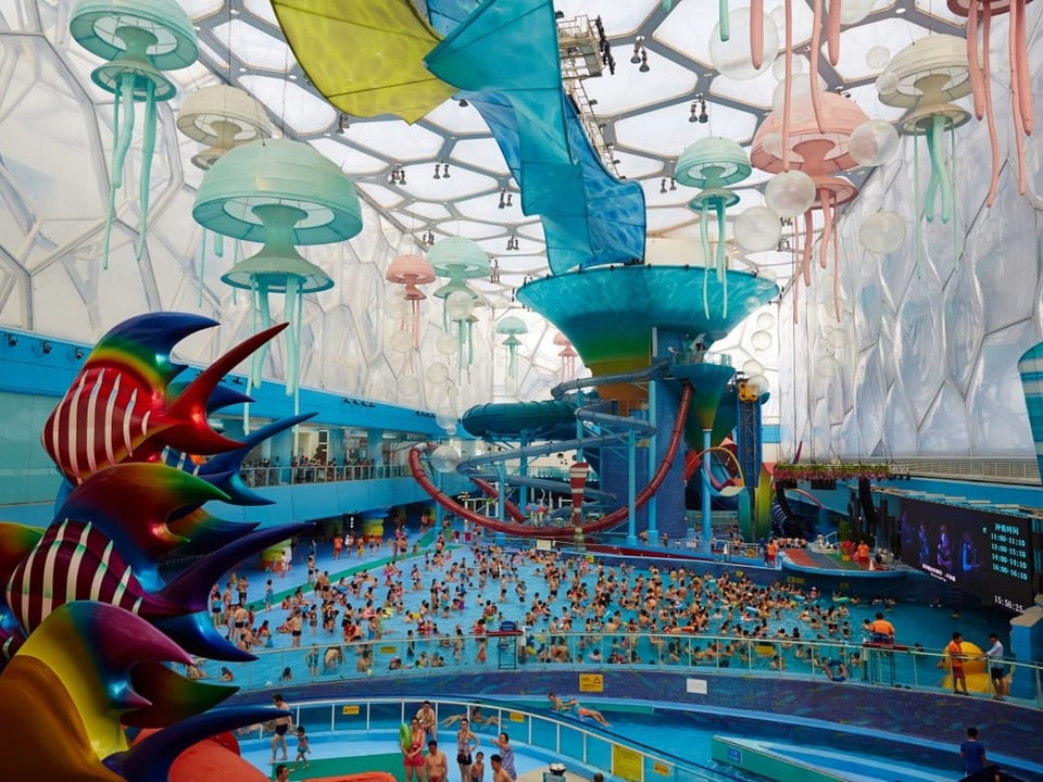 Badegäste im Magic Happy Water Cube im ehemaligen Olympischen Schwimmzentrum in Peking