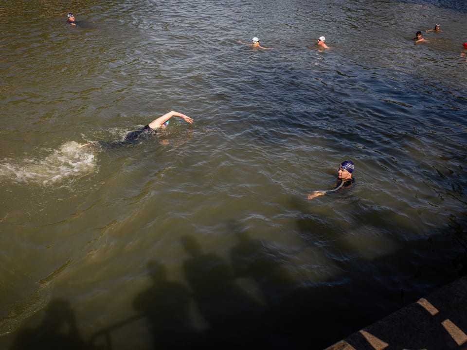 Paris' Bürgermeisterin Anne Hidalgo schwimmt in der Seine.