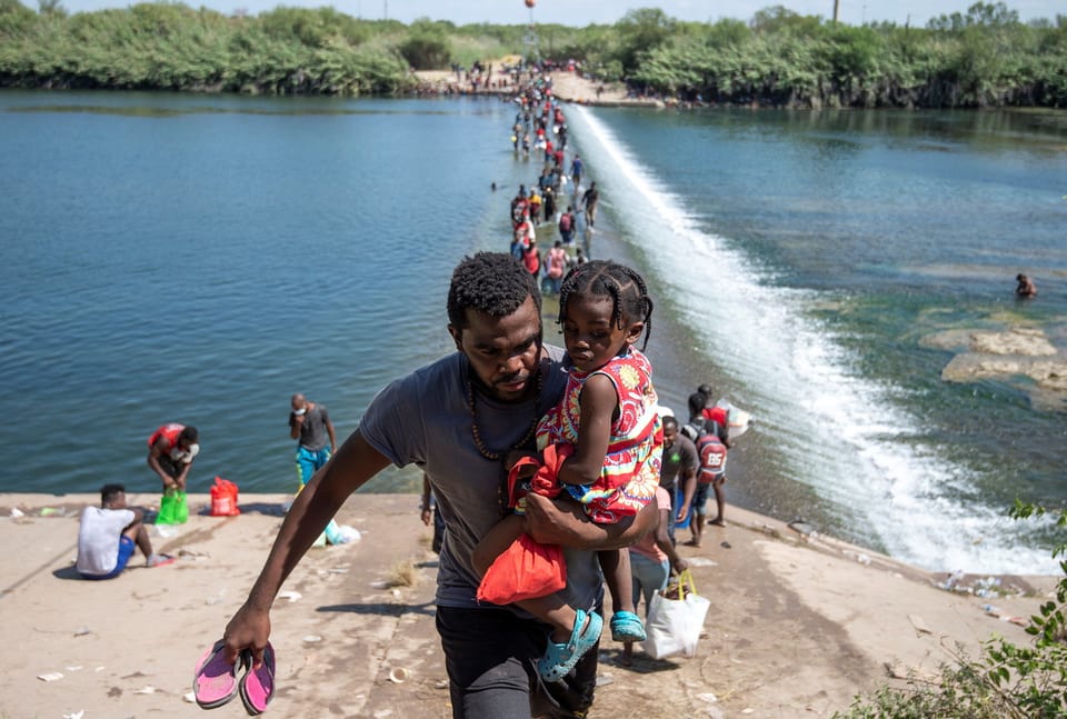 Migranten überqueren den Rio Grande.
