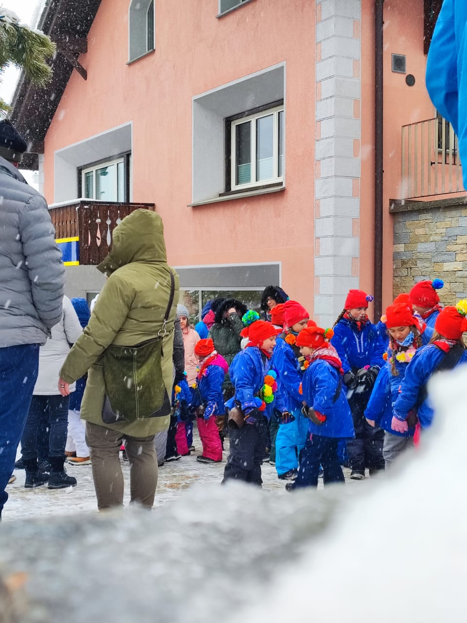 Kinder am Chalandamarz-Umzug 2024