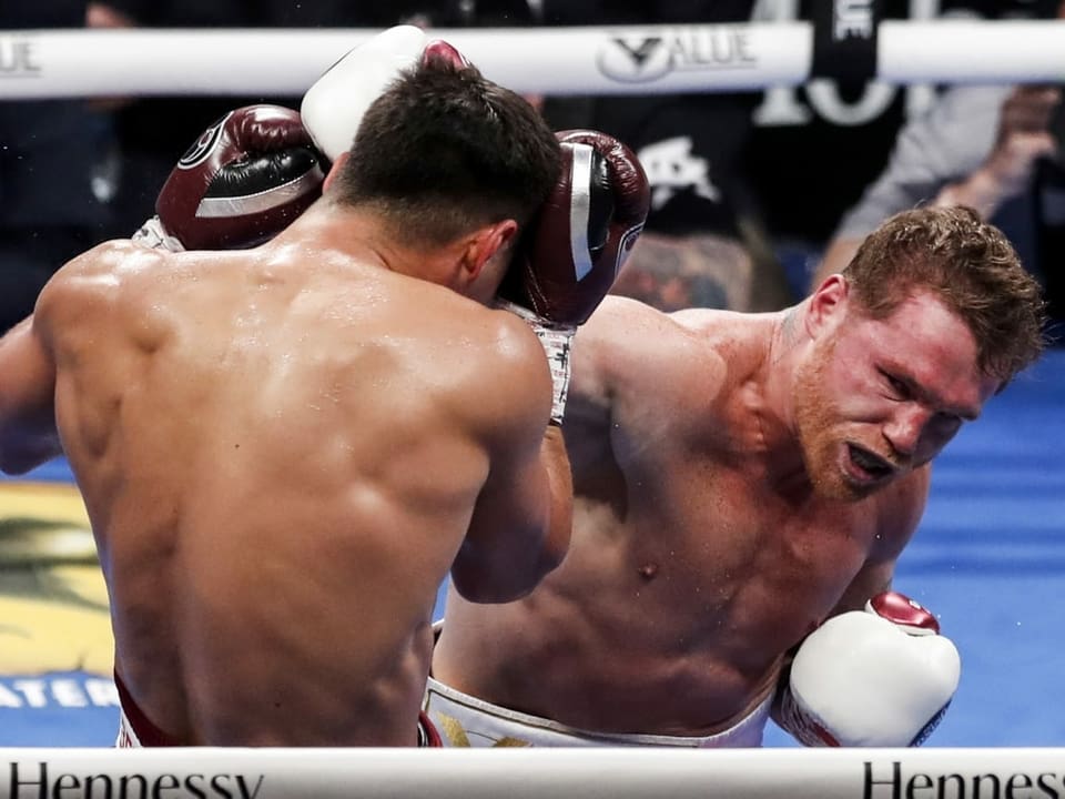 Saúl «Canelo» Alvarez schlägt seinen Gegner.