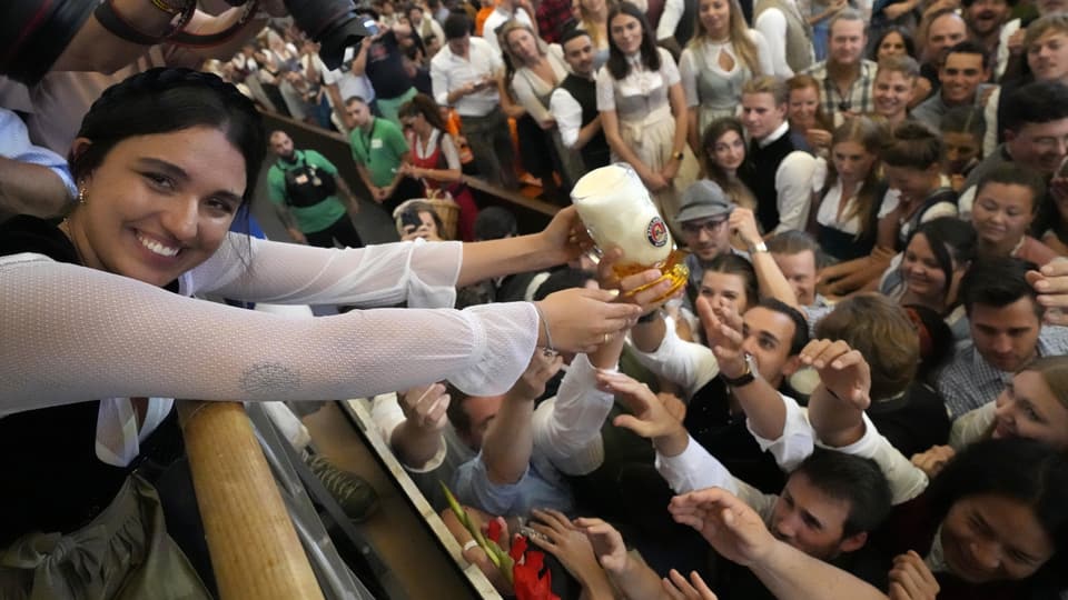 Die ersten Biere sind besonders begehrt – kurz nach 12 Uhr geht es so richtig los. 