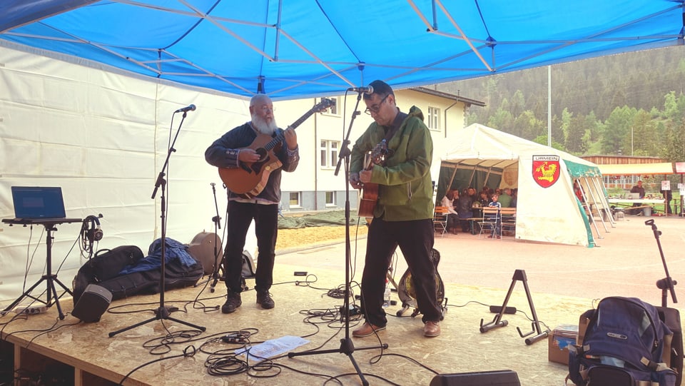 La gruppa Stoppel und Bart durant il concert dal suentermezdi.