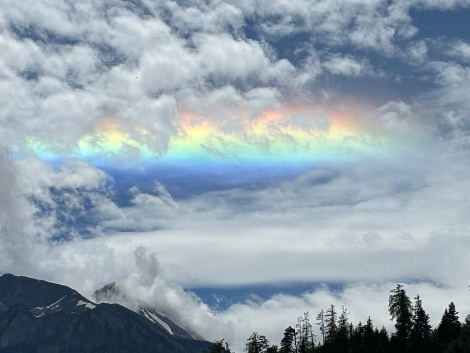 Wolke mit Regenbogenfarben