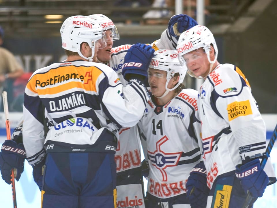 Die Kloten-Spieler jubeln.