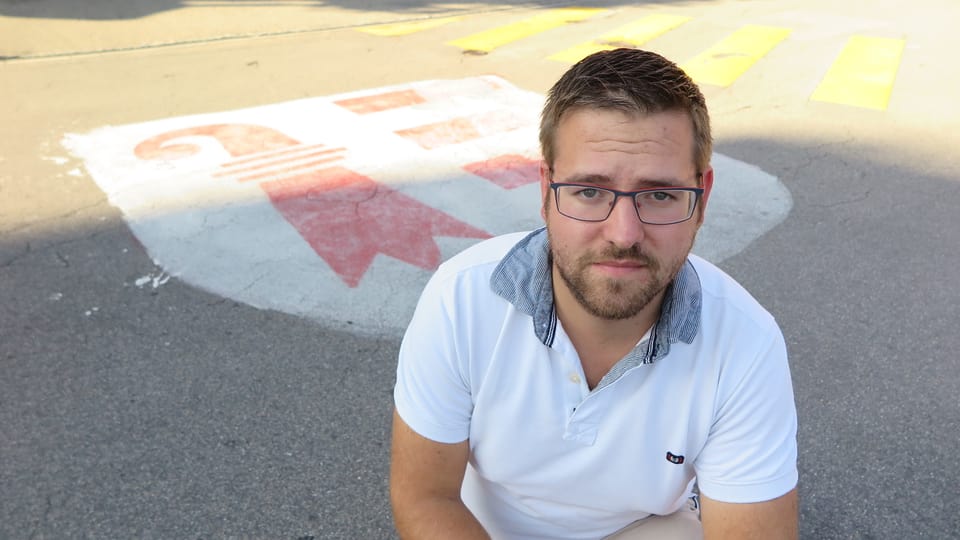 Portrait Bélier-Chef Clément Piquerez vor Jura-Flagge.