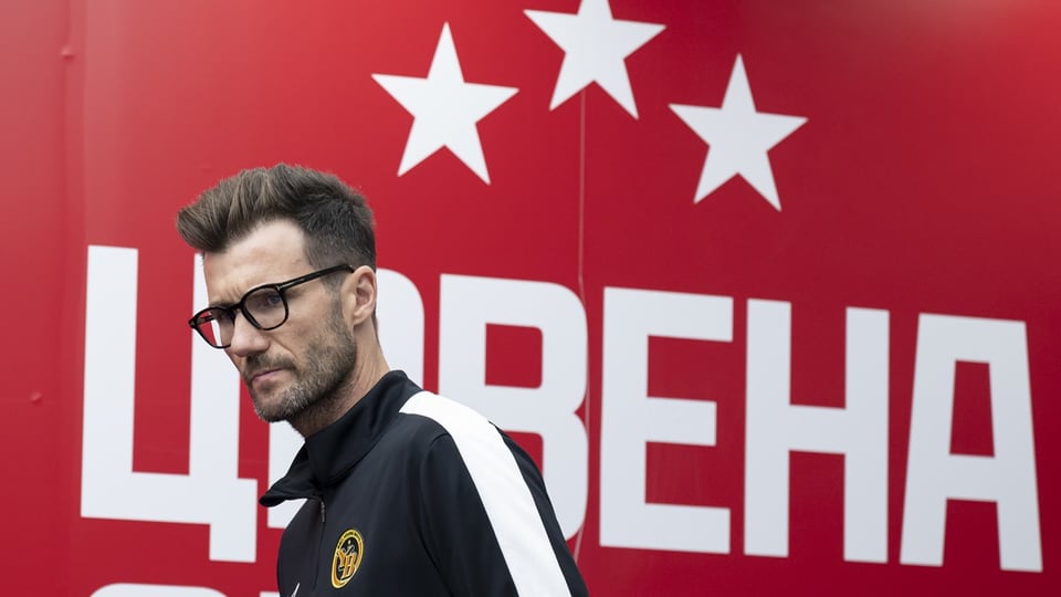 Raphael Wicky, der Trainer der Berner Young Boys, an einer Medienkonferenz beim Gegner Roter Stern Belgrad.