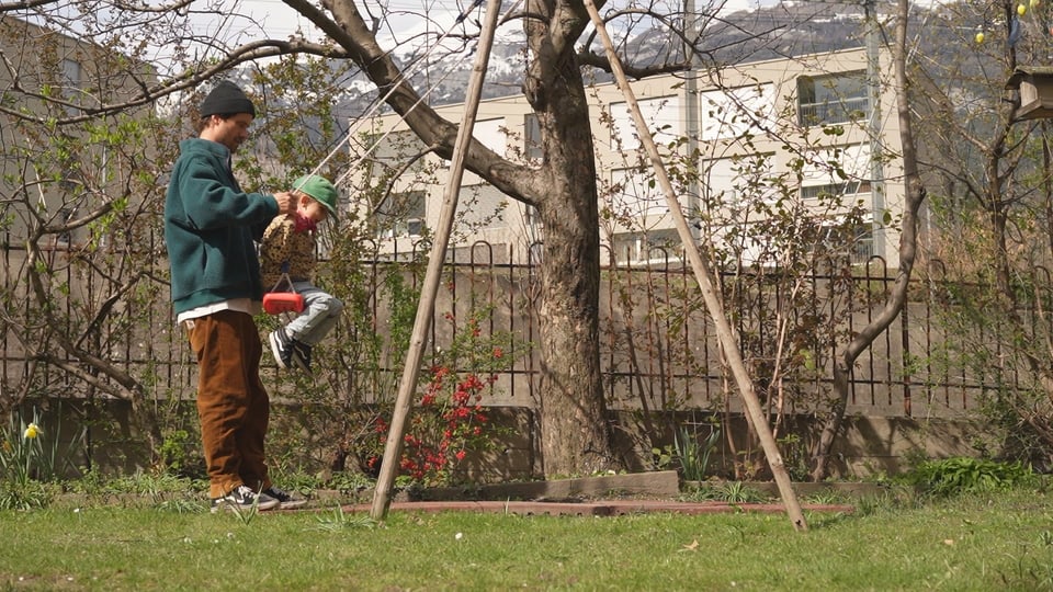 Vater und Sohn auf der Schaukel