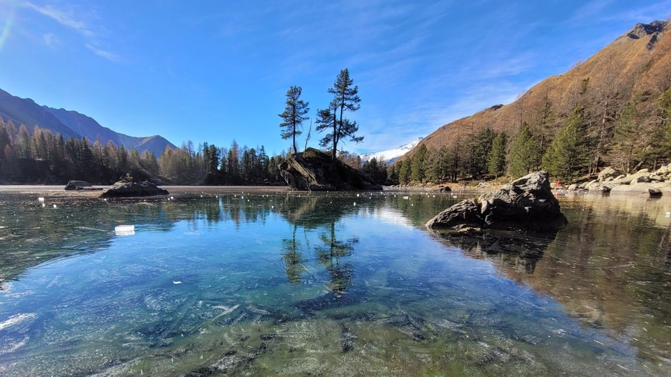 Blick auf einen Bergsee.