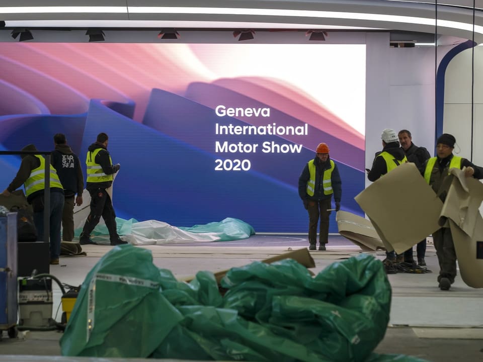 Arbeiter bauen eine Bühne für die Geneva International Motor Show 2020 auf.