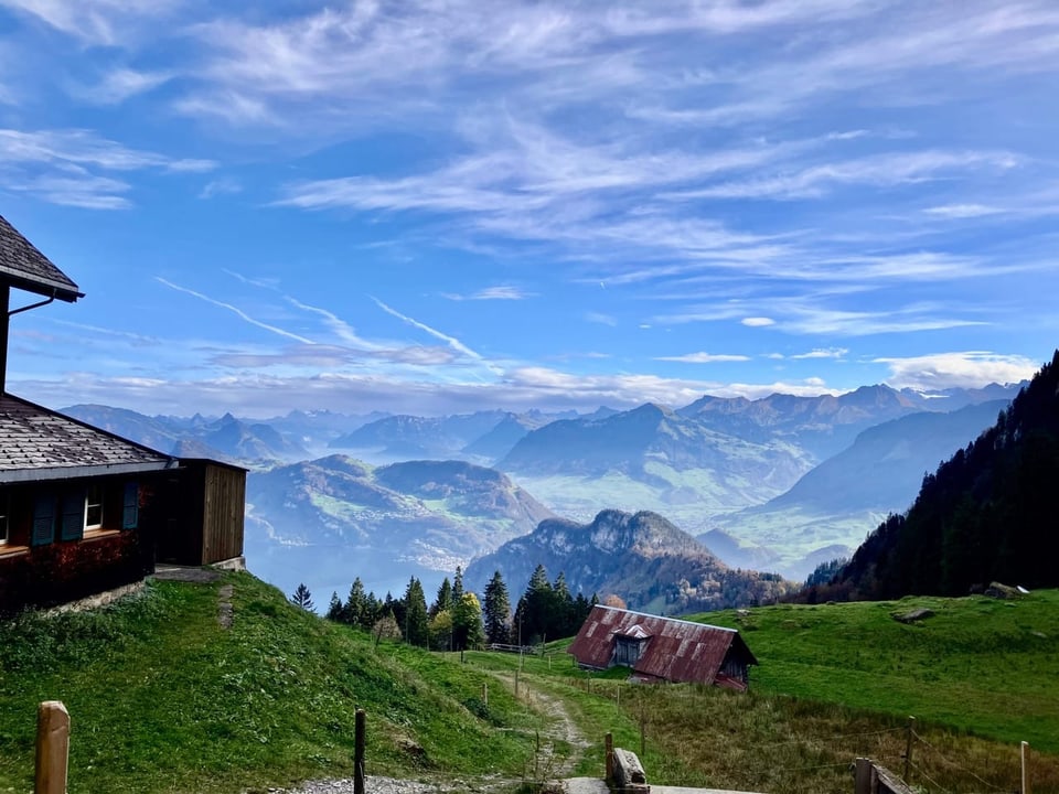 über dem Nebelmeer hat es wenige Schleierwolken