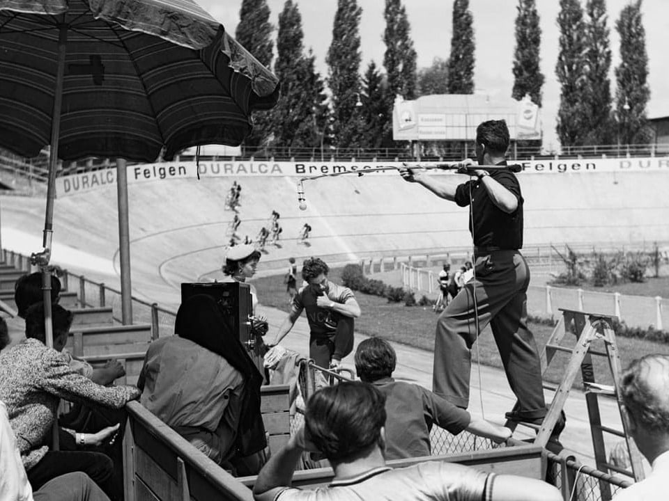 Dreharbeiten mit Radfahrern für den Schweizer Film «Bäckerei Zürrer» auf der Offenen Rennbahn Oerlikon 1957.