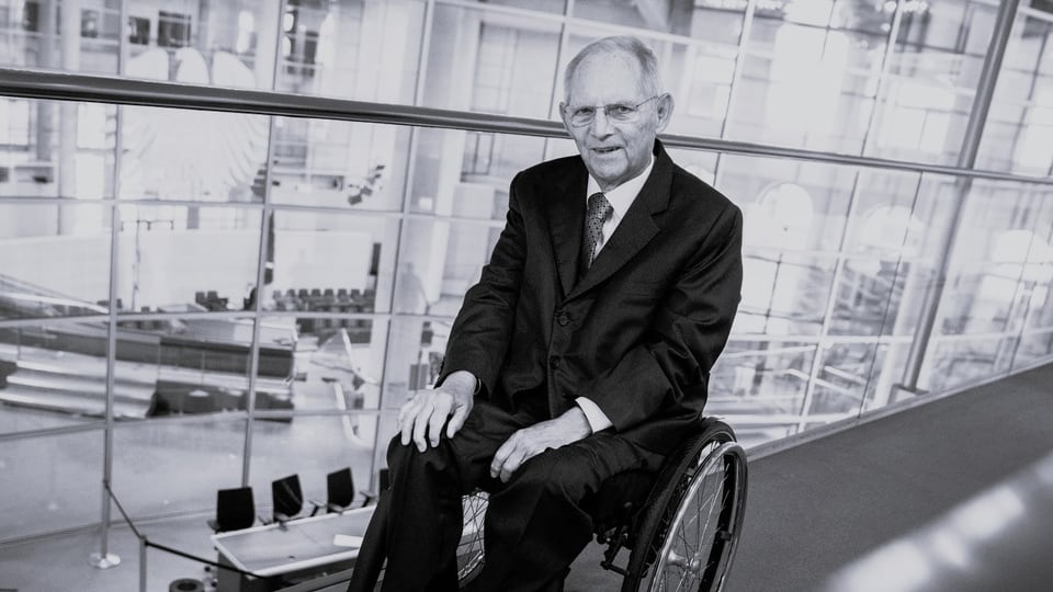 Wolfgang Schäuble im Rollstuhl. 