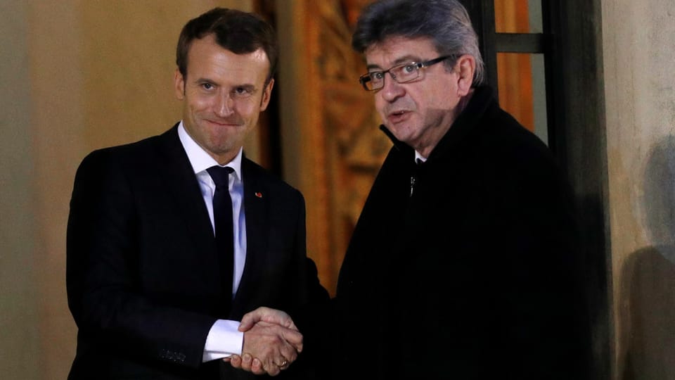 Macron und Melenchon reichen sich die Hand.