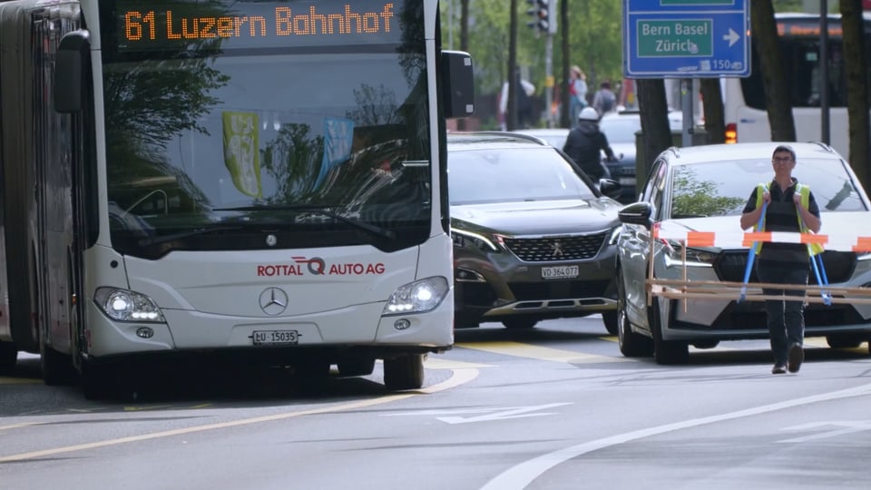 Mann mit Holzrahmen auf Strasse