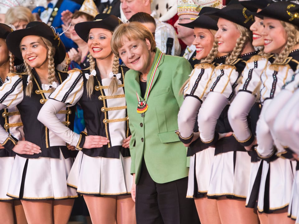 Merkel mit Funkenmariechen in Berlin.