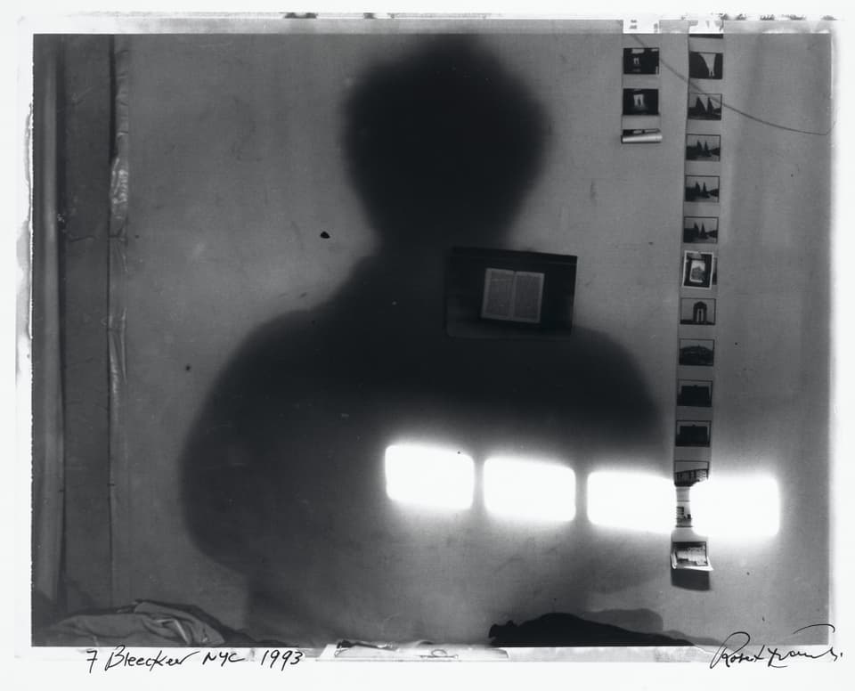 Schattensilhouette auf einer Wand mit Fotos, 1993.