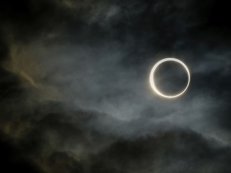 Ringförmige Sonnenfinsternis hinter Wolken.