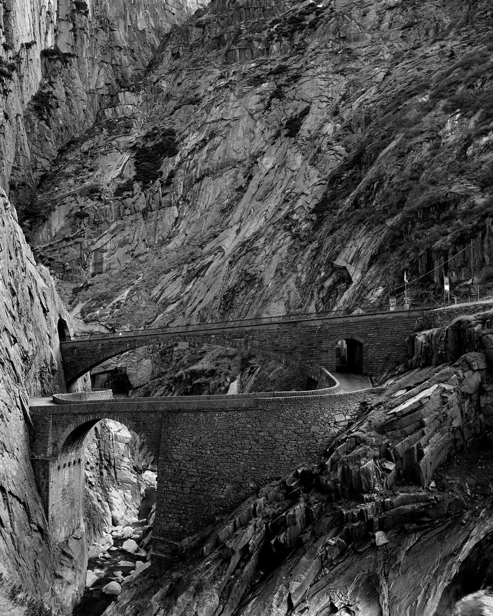 Richard von Tscharner fängt die Schönheit der Alpenpässe ein, hier am Beispiel der Teufelsbrücke.