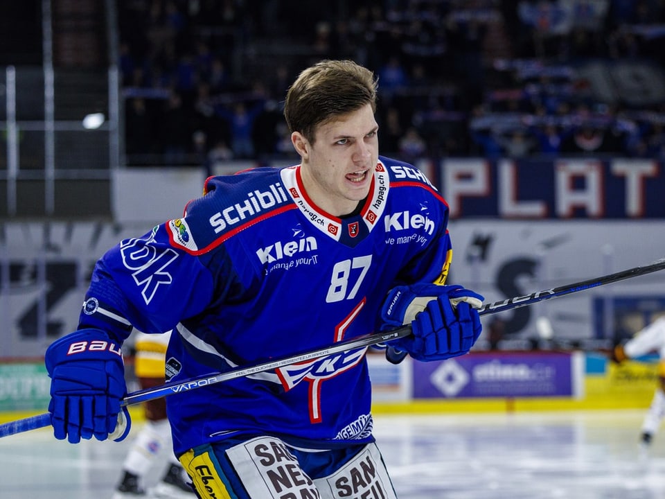 Eishockeyspieler in blauem Trikot auf dem Spielfeld.