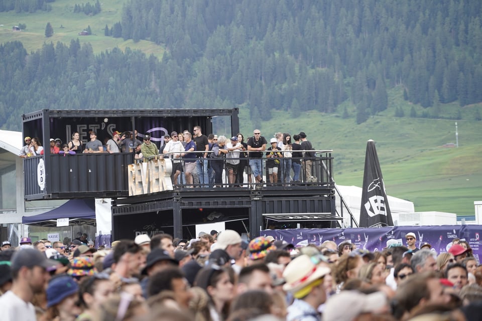 Das Publikum vor der Bühne am Open Air Lumnezia.