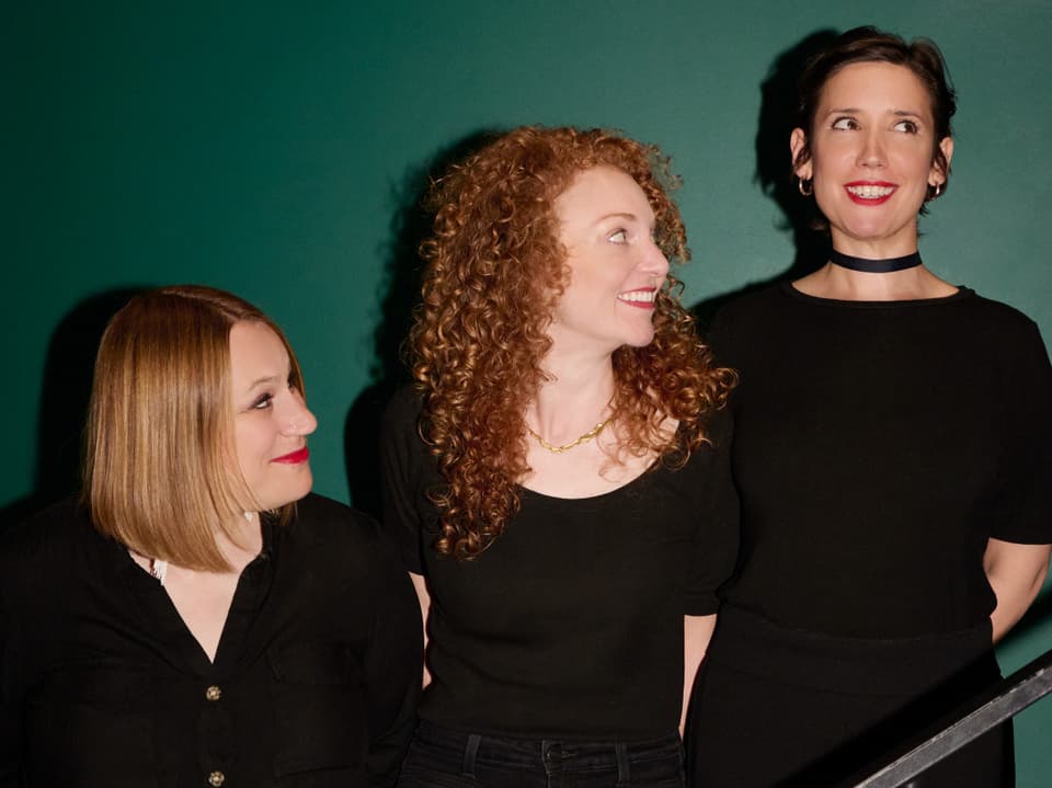 Maja Zivadinovic, Yvonne Eisenring und Gülsha Adilji stehen nebeneinander auf einer Treppe