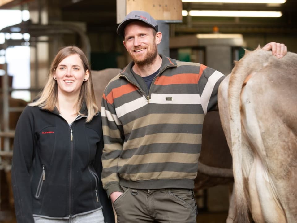 Das Betriebsleiterpaar Jeanine und Roman Zimmermann mit einer Kuh.