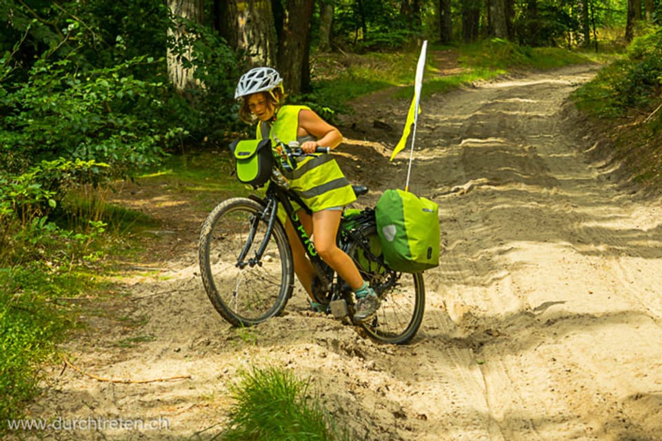 Velofahrerin im Wald