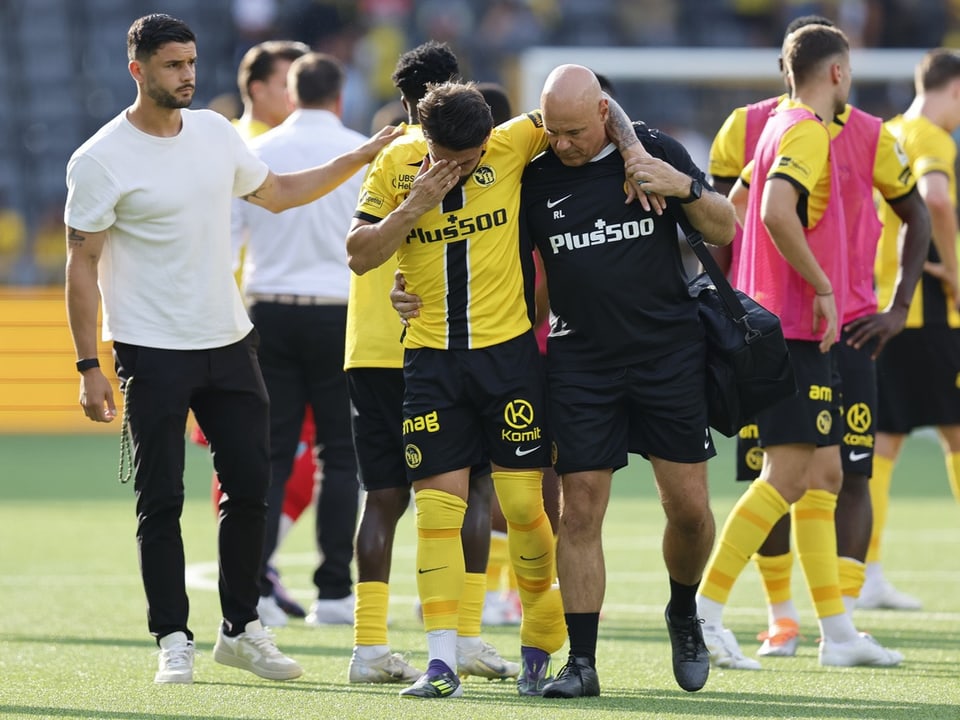 Verletzter Fussballspieler hält sich die Augen zu