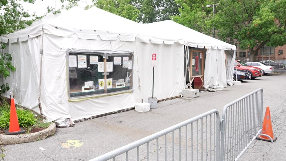 Weisse Zelte als TEstzentrum, keine Menschen
