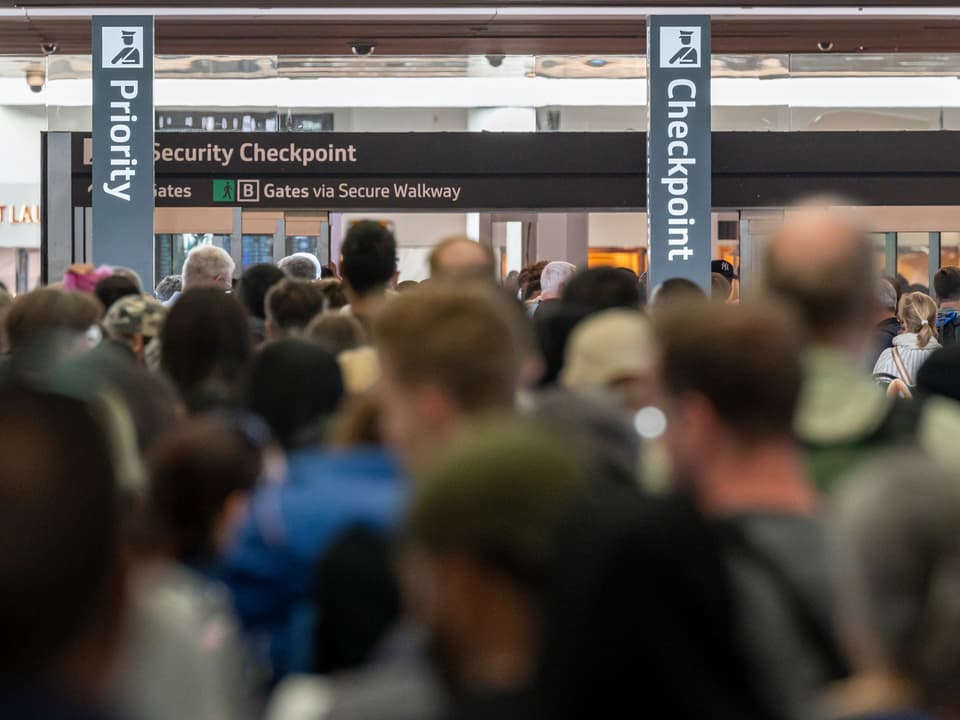 Reisende vor der Sicherheitskontrolle am Flughafen San Francisco.