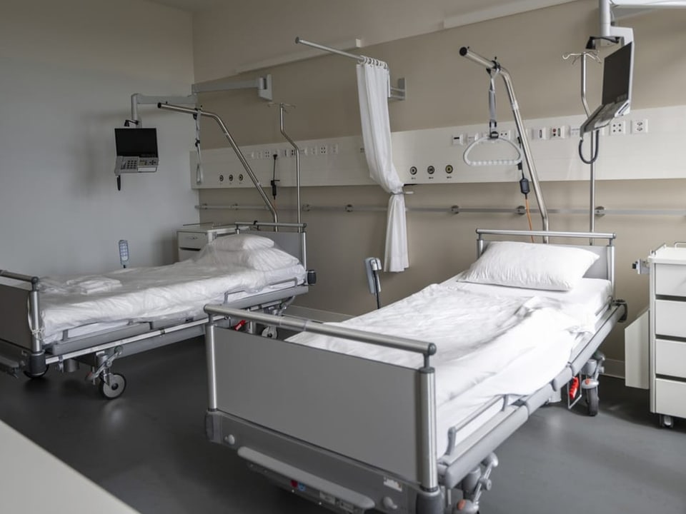 Spitalzimmer mit zwei leeren Betten.