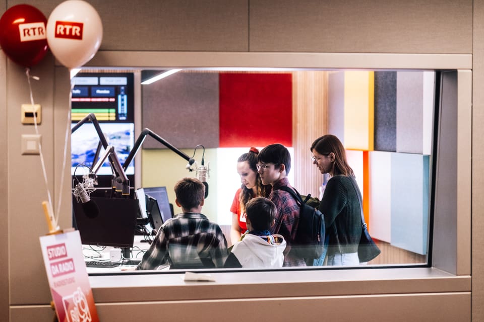 Menschen im Radiostudio, hinter Glasfenster von RTR.