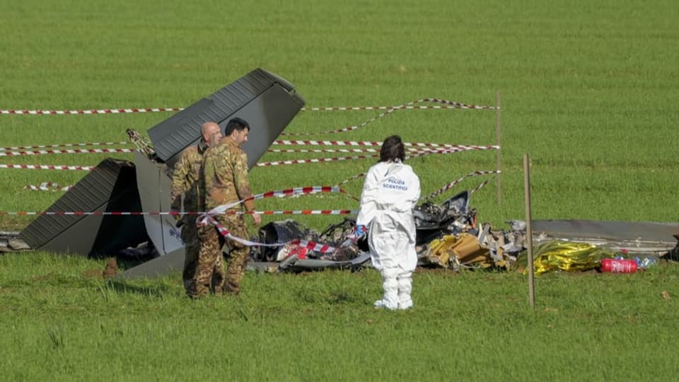 Flugzeugwrack auf einem Feld.