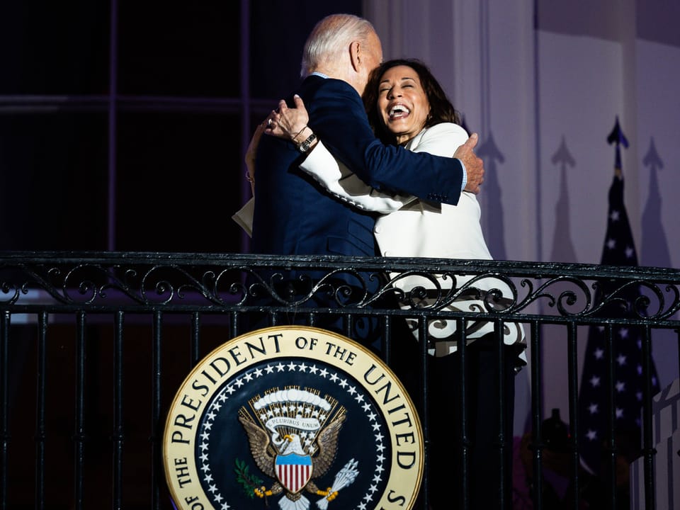 Biden und Harris umarmen sich auf dem Balkon des Weissen Hauses (Aufnahme vom Nationalfeiertag, dem 4. Juli 2024)